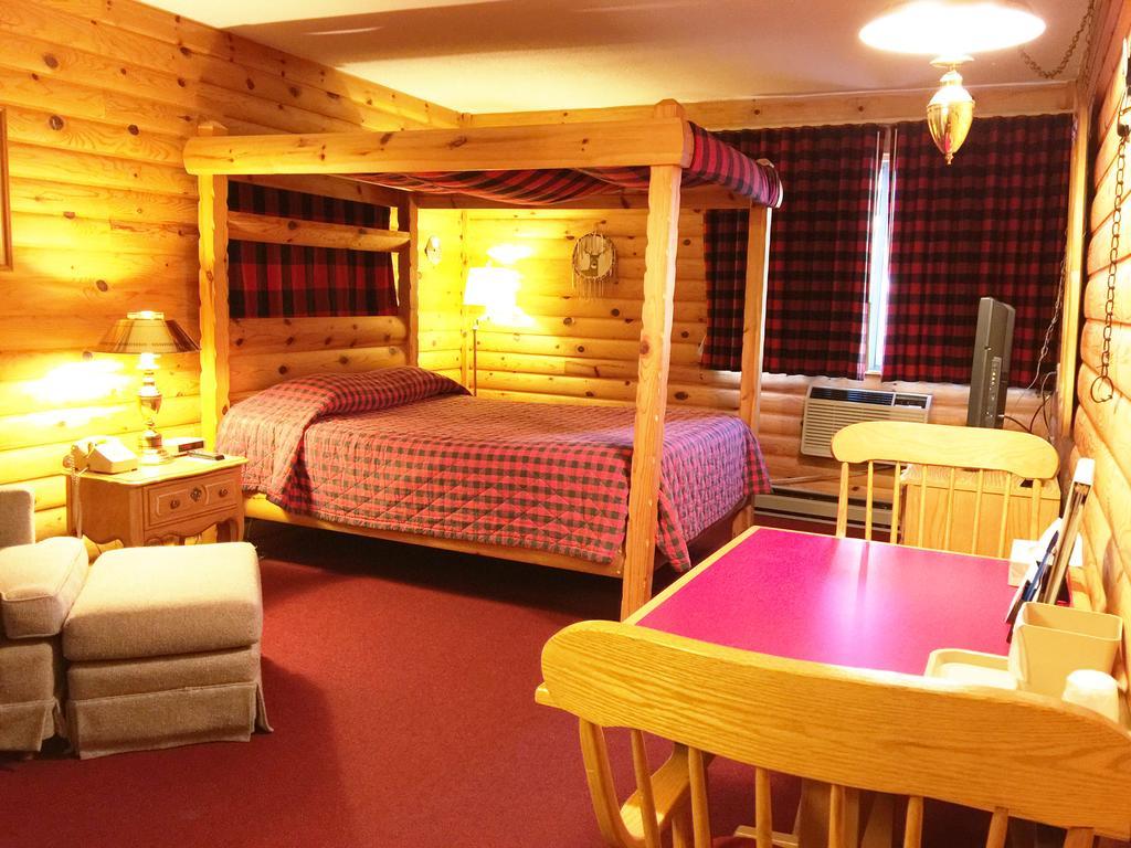 Northwoods Inn & Suites Миноккуа Экстерьер фото